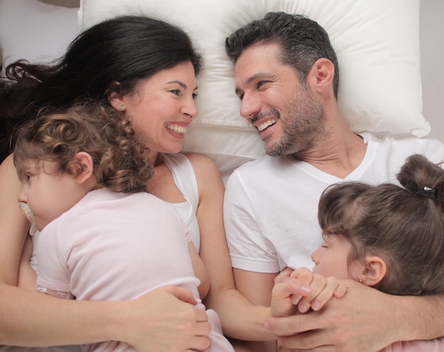 Foto familia feliz con niños