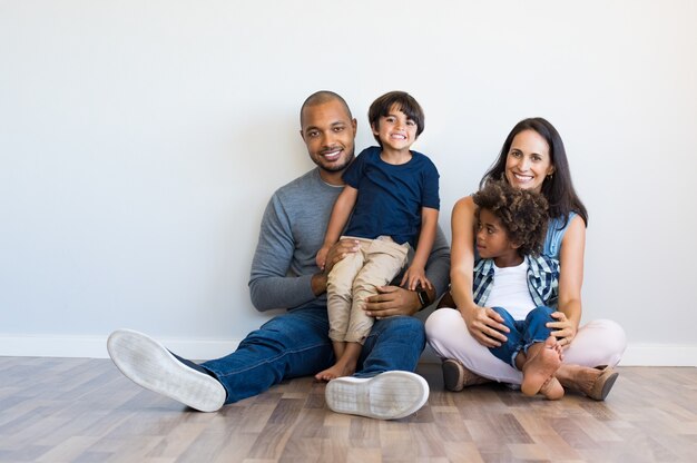 Familia feliz, con, niños