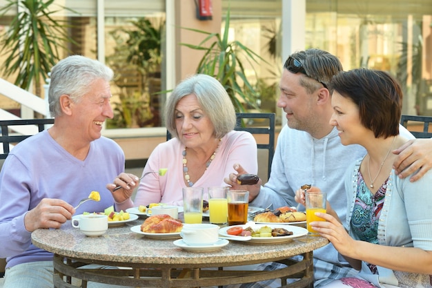 Família feliz no café da manhã em resort tropical