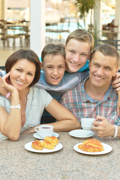 Foto família feliz no café da manhã na mesa