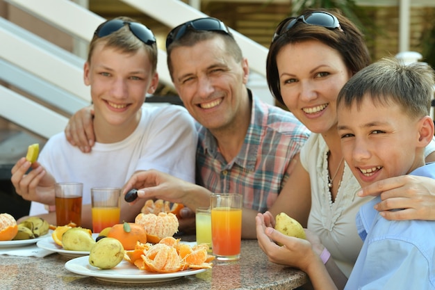 Família feliz no café da manhã na mesa