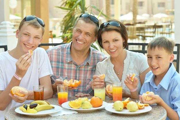 Família feliz no café da manhã na mesa