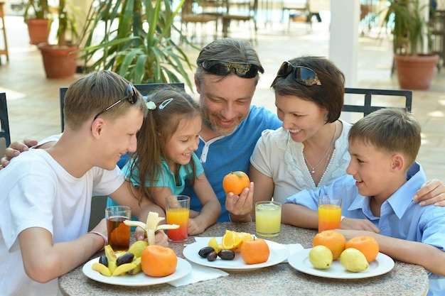 Família feliz no café da manhã na mesa