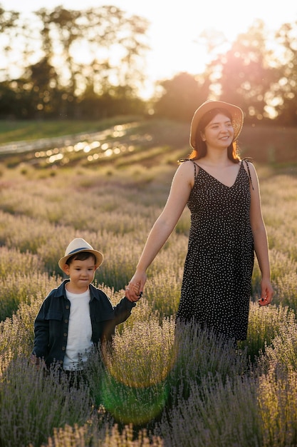 Família feliz no campo de lavanda