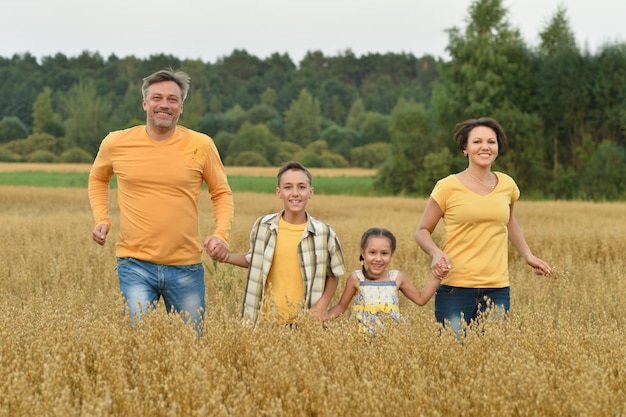 Foto família feliz no campo verde de verão