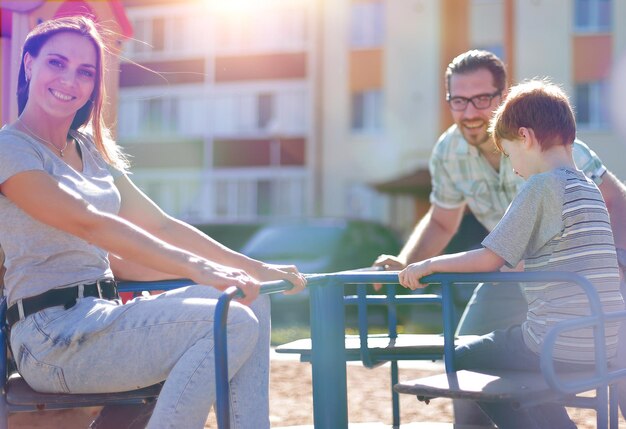 Família feliz no conceito de férias Playgroundfamily