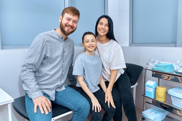 Família feliz no consultório do médico