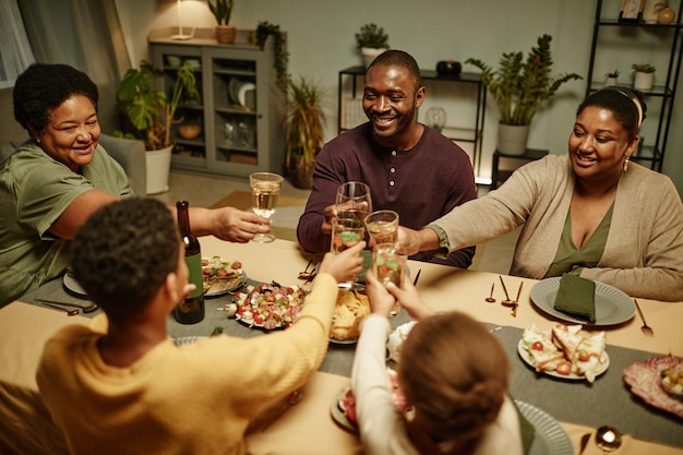 Família feliz no jantar de comemoração