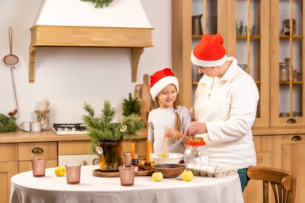 Família feliz no natal. Mãe e filha se divertindo em casa