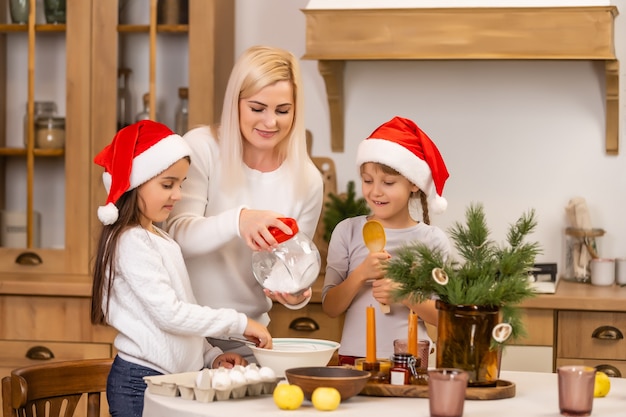 Família feliz no natal. Mãe e filhas se divertindo em casa