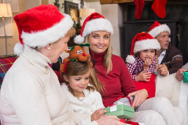 Família feliz no natal segurando presentes