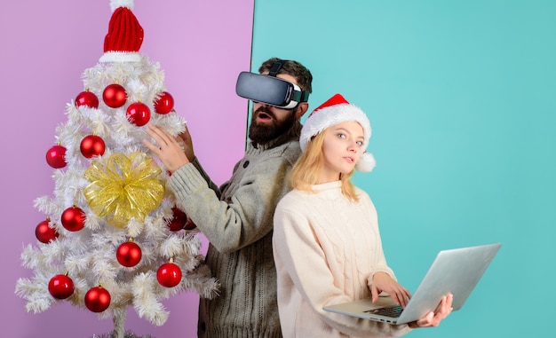 Foto família feliz no natal usando óculos de realidade virtual e laptop de nova geração cyber natal