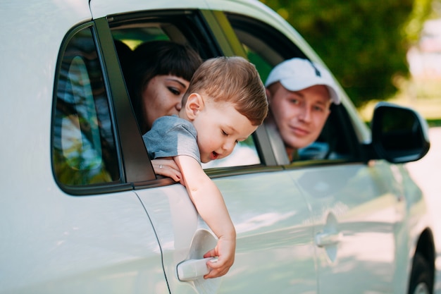 Família feliz no novo carro. automóvel.