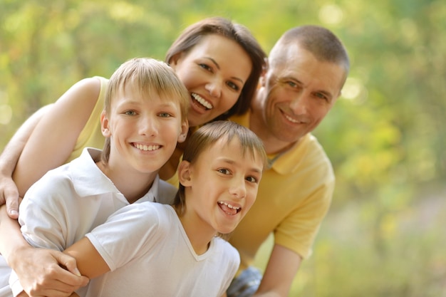 Família feliz no parque de verão