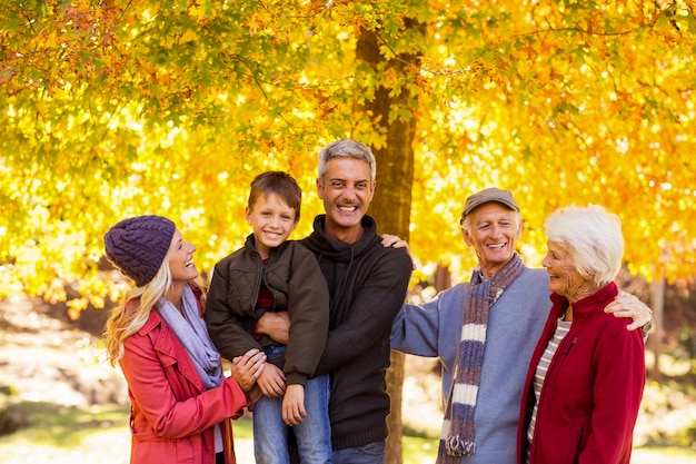 Família feliz no parque durante o outono