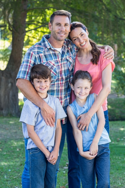 Família feliz no parque juntos