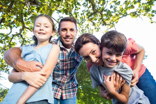 Família feliz no parque juntos