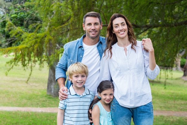 Família feliz no parque juntos