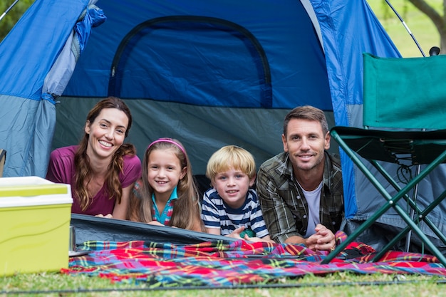 Família feliz no parque juntos