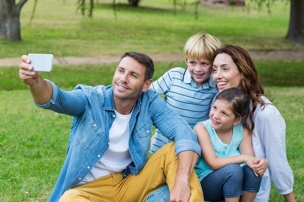 Família feliz no parque juntos