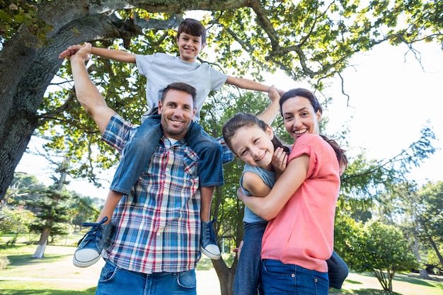 Família feliz no parque juntos