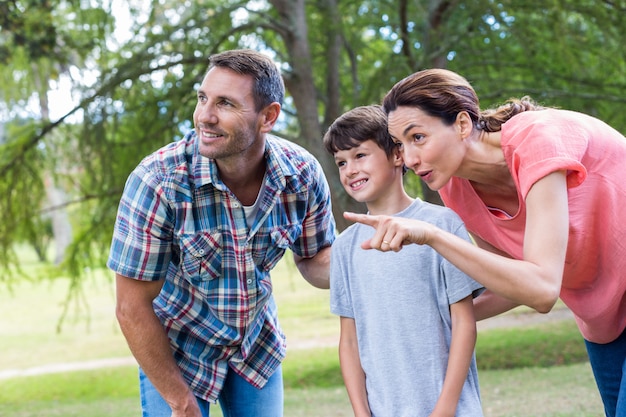 Família feliz no parque juntos