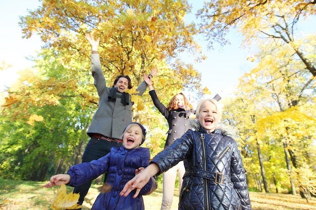 Família feliz no parque outono