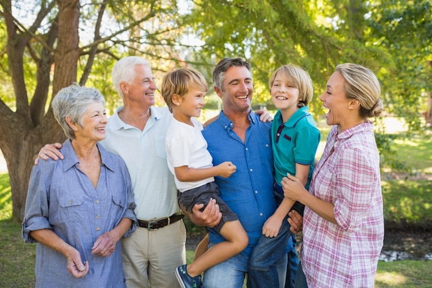 Família feliz no parque