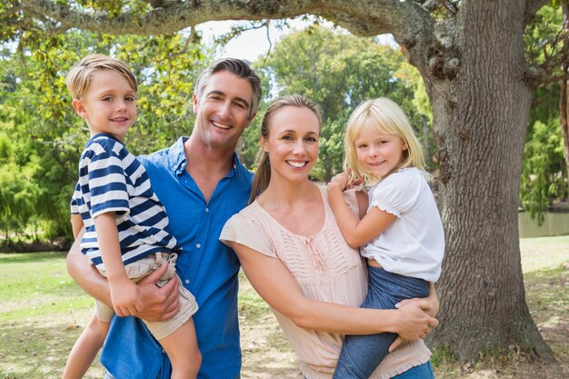 Família feliz no parque