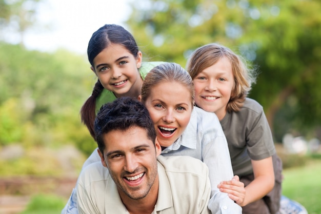 Família feliz no parque