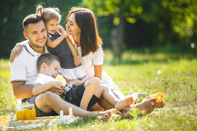 Foto família feliz no piquenique