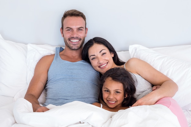 Foto família feliz no quarto deles