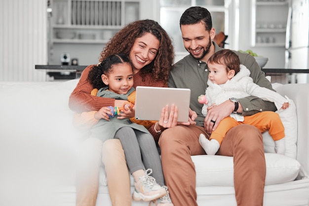 Foto família feliz no sofá com crianças tablet e serviço de streaming de vínculo para vídeo de desenvolvimento infantil com espaço de maquete mãe pai e filhos no sofá felicidade e sorriso em entretenimento digital