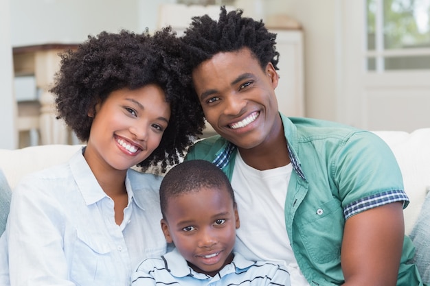 Foto família feliz no sofá