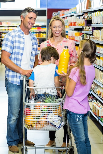 Família feliz no supermercado