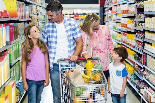 Família feliz no supermercado