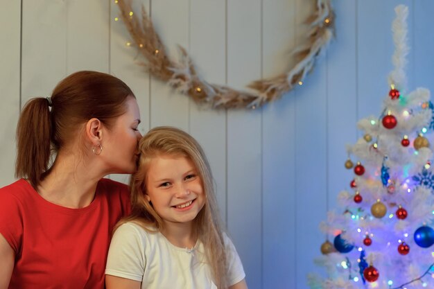 Familia feliz en Nochevieja Emociones positivas Navidad