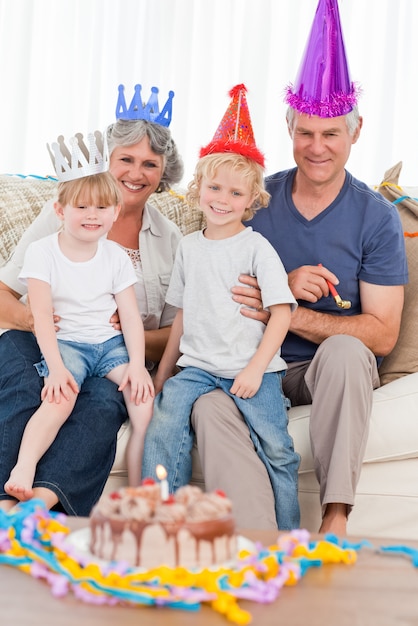 Família feliz olhando a câmera em um aniversário