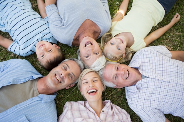 Foto família feliz olhando a câmera