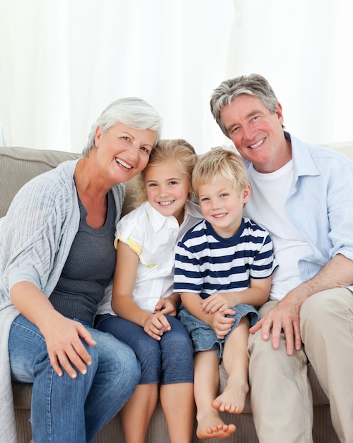 Família feliz olhando a câmera