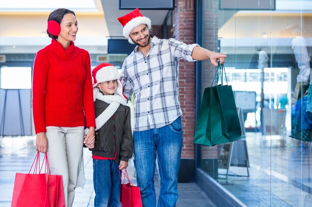 Família feliz olhando câmera