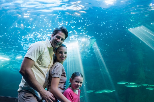 Foto família feliz olhando o tanque