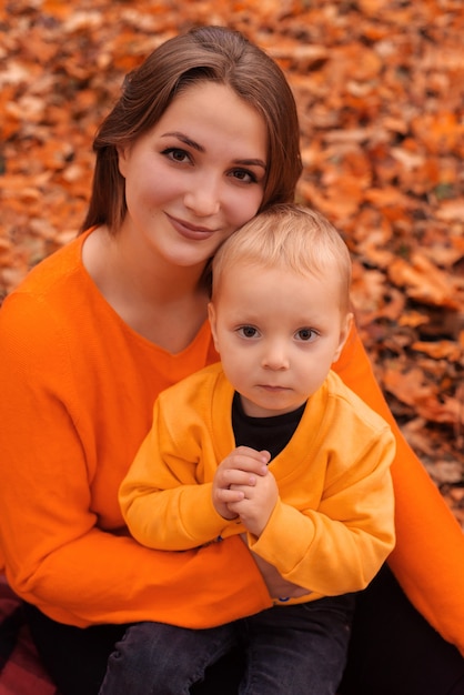 familia feliz en otoño en el parque