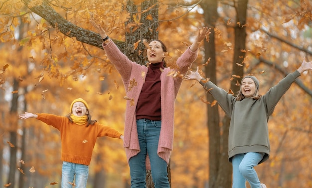 Familia feliz en otoño paseo