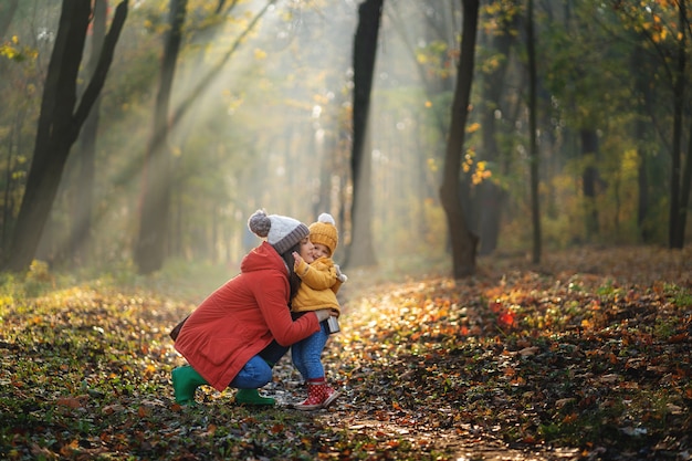 Familia feliz en otoño a pie!