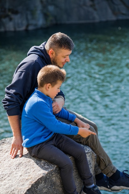 Familia feliz Padre jugando con su hijo al aire libre Emociones humanas positivas sentimientos alegría en el lago en la cantera de Korostyshiv Distrito de Zhytomyr en el norte de Ucrania