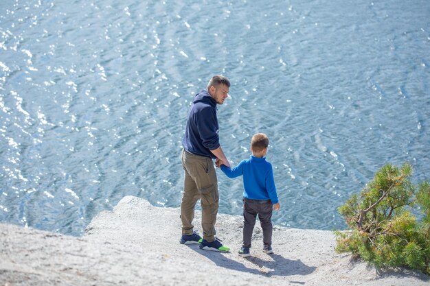 Familia feliz Padre jugando con su hijo al aire libre Emociones humanas positivas sentimientos alegría en el lago en la cantera de Korostyshiv Distrito de Zhytomyr en el norte de Ucrania