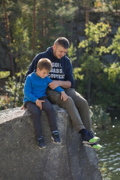 Família feliz Pai brincando com o filho ao ar livre Emoções humanas positivas sentimentos alegria no lago na pedreira de Korostyshiv Zhytomyr distrito norte da Ucrânia