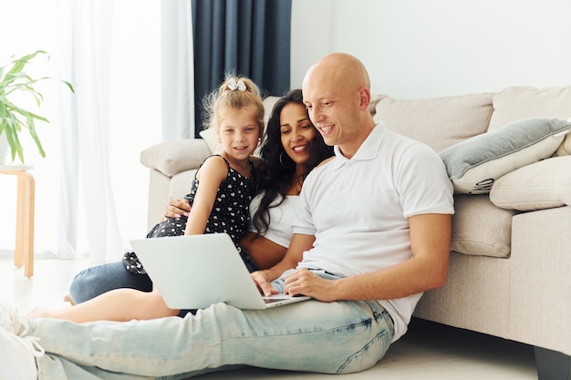 Familia feliz Pareja alegre está juntos en el interior