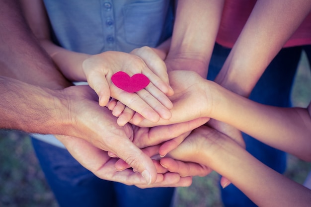 Foto familia feliz en el parque con un corazón